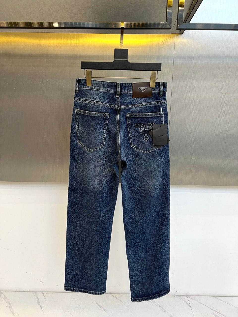 Prad普拉、2025秋冬新品男士深蓝色牛仔裤，以经典直筒剪裁诠释意式奢华美学。裤腰内侧饰有品牌压印标识