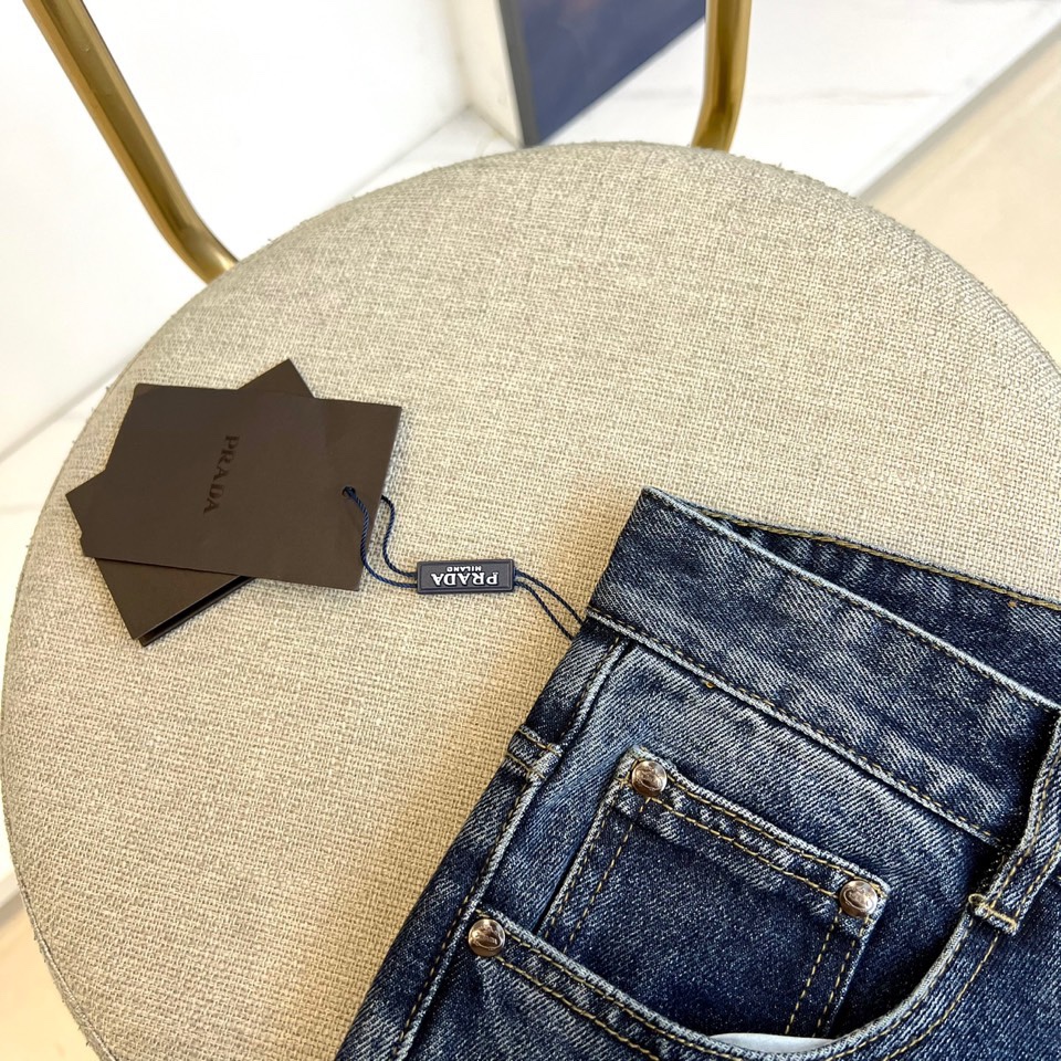 Prad普拉、2025秋冬新品男士深蓝色牛仔裤，以经典直筒剪裁诠释意式奢华美学。裤腰内侧饰有品牌压印标识