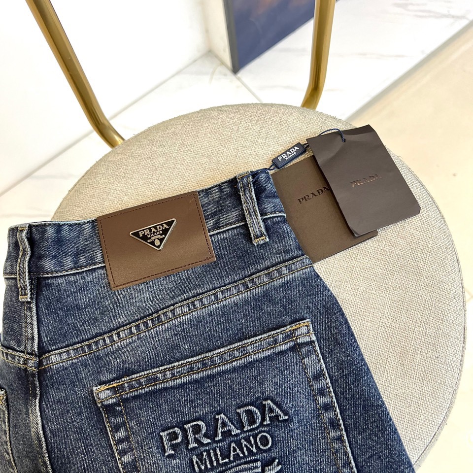 Prad普拉、2025秋冬新品男士深蓝色牛仔裤，以经典直筒剪裁诠释意式奢华美学。裤腰内侧饰有品牌压印标识