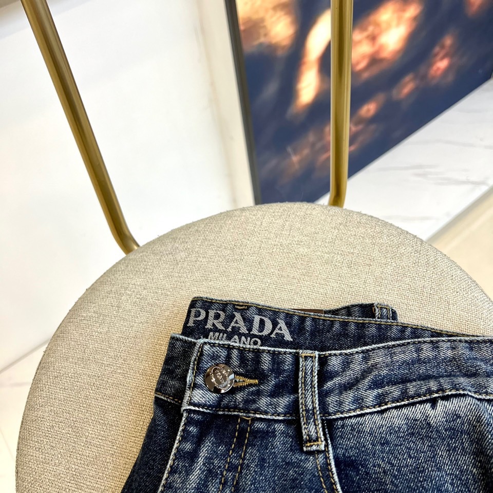 Prad普拉、2025秋冬新品男士深蓝色牛仔裤，以经典直筒剪裁诠释意式奢华美学。裤腰内侧饰有品牌压印标识