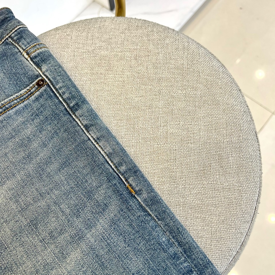 VT华伦天奴、2025秋冬新品经典蓝牛仔裤，以复古水洗蓝重塑美式休闲美学。后袋饰有精致的金色马蹄铁形刺绣