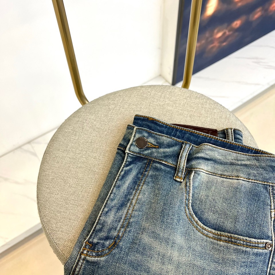 VT华伦天奴、2025秋冬新品经典蓝牛仔裤，以复古水洗蓝重塑美式休闲美学。后袋饰有精致的金色马蹄铁形刺绣