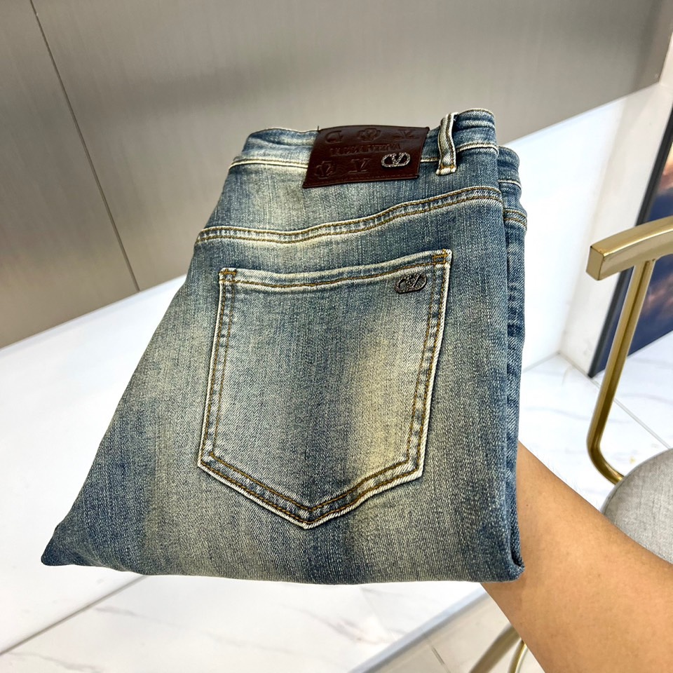 VT华伦天奴、2025秋冬新品经典蓝牛仔裤，以复古水洗蓝重塑美式休闲美学。后袋饰有精致的金色马蹄铁形刺绣
