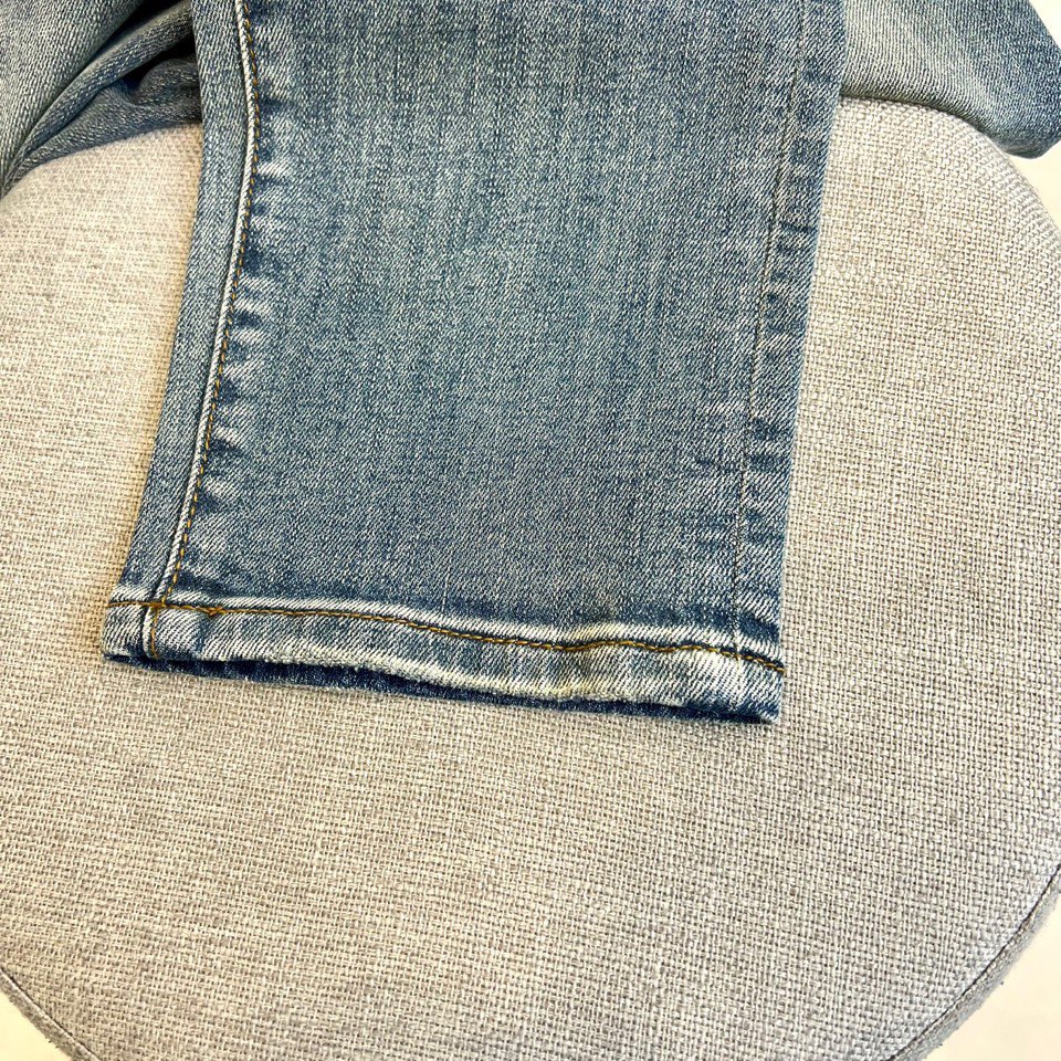 VT华伦天奴、2025秋冬新品经典蓝牛仔裤，以复古水洗蓝重塑美式休闲美学。后袋饰有精致的金色马蹄铁形刺绣