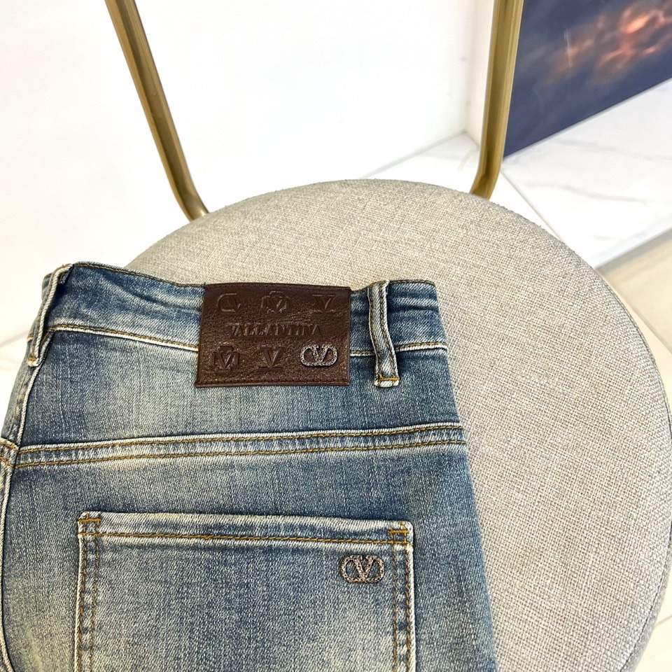 VT华伦天奴、2025秋冬新品经典蓝牛仔裤，以复古水洗蓝重塑美式休闲美学。后袋饰有精致的金色马蹄铁形刺绣