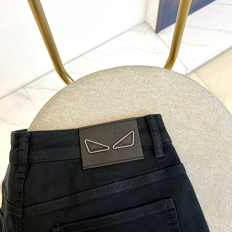 Fend芬迪、2025秋冬新品黑色牛仔裤，以深邃纯黑诠释意式奢华美学。后腰处装饰标志性棕色压纹皮质标牌，