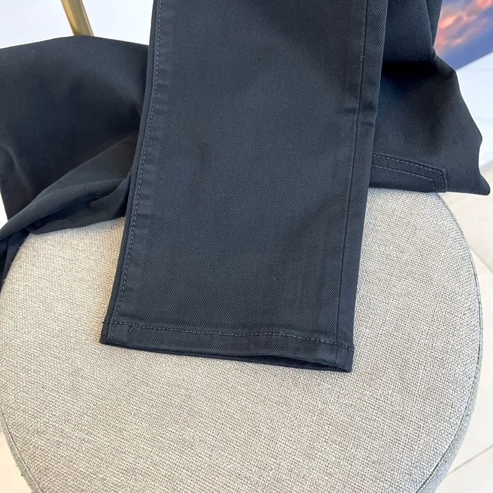 Fend芬迪、2025秋冬新品黑色牛仔裤，以深邃纯黑诠释意式奢华美学。后腰处装饰标志性棕色压纹皮质标牌，