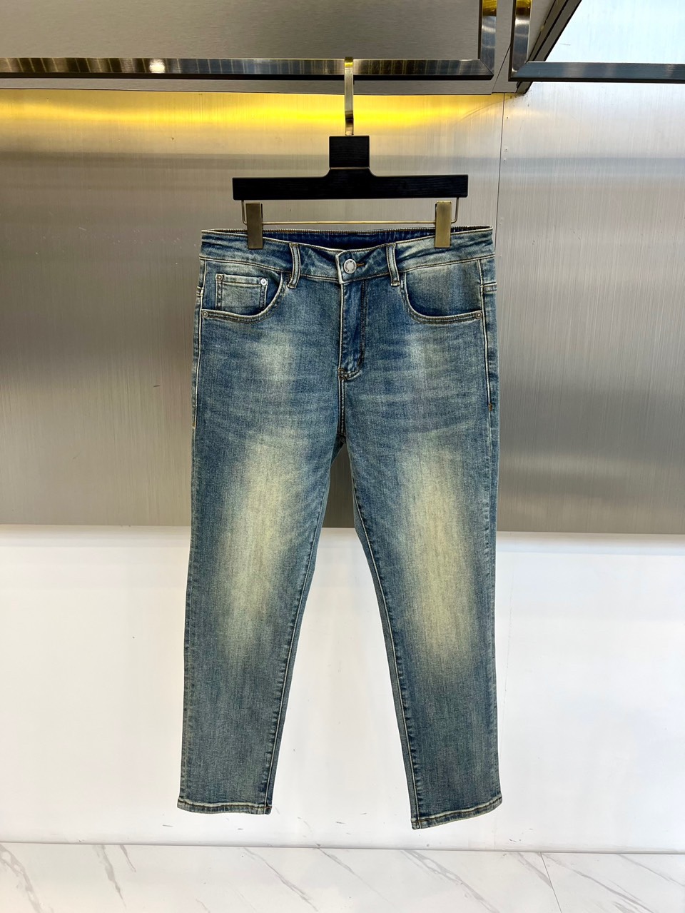 EMPORIO ARMANI 阿玛尼、2025秋冬新品浅蓝色牛仔裤，以冷调水洗蓝诠释意式简约奢华。后袋饰