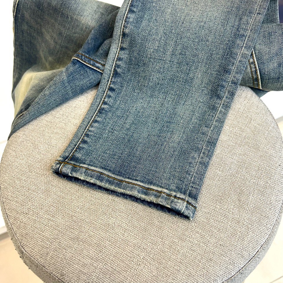 EMPORIO ARMANI 阿玛尼、2025秋冬新品浅蓝色牛仔裤，以冷调水洗蓝诠释意式简约奢华。后袋饰