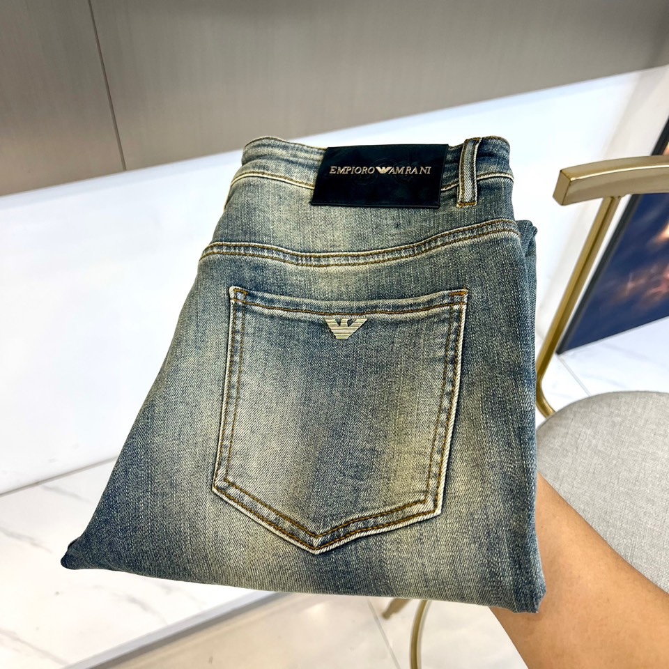 EMPORIO ARMANI 阿玛尼、2025秋冬新品浅蓝色牛仔裤，以冷调水洗蓝诠释意式简约奢华。后袋饰