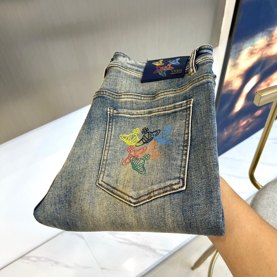 VivienneWestwood西太后、2025秋冬新品浅蓝色牛仔裤，以标志性的磨白水洗蓝重塑经典牛仔造