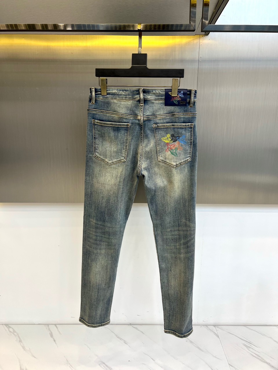 VivienneWestwood西太后、2025秋冬新品浅蓝色牛仔裤，以标志性的磨白水洗蓝重塑经典牛仔造