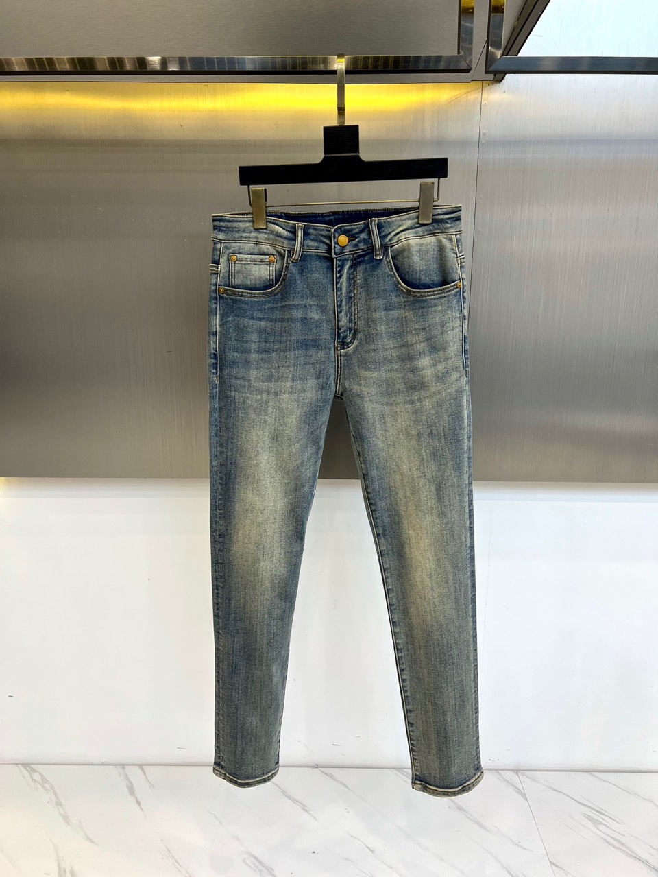 VivienneWestwood西太后、2025秋冬新品浅蓝色牛仔裤，以标志性的磨白水洗蓝重塑经典牛仔造