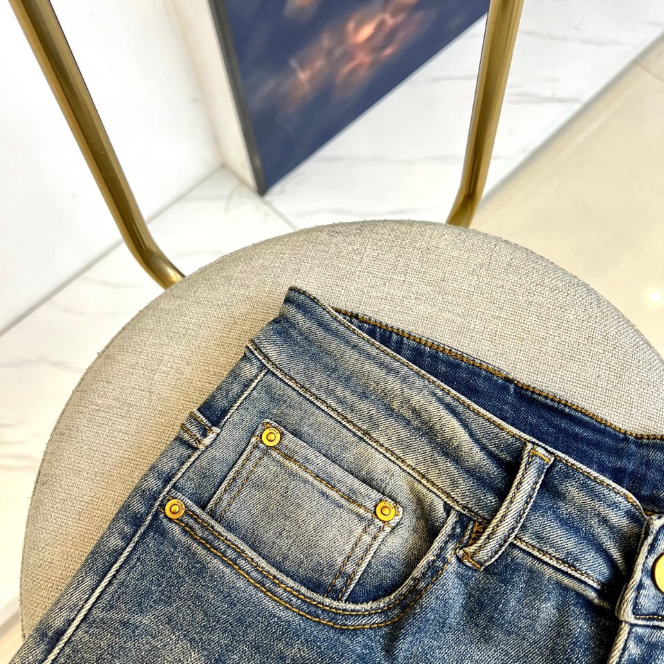 VivienneWestwood西太后、2025秋冬新品浅蓝色牛仔裤，以标志性的磨白水洗蓝重塑经典牛仔造