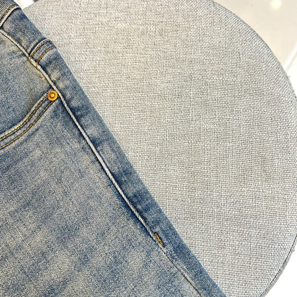 VivienneWestwood西太后、2025秋冬新品浅蓝色牛仔裤，以标志性的磨白水洗蓝重塑经典牛仔造