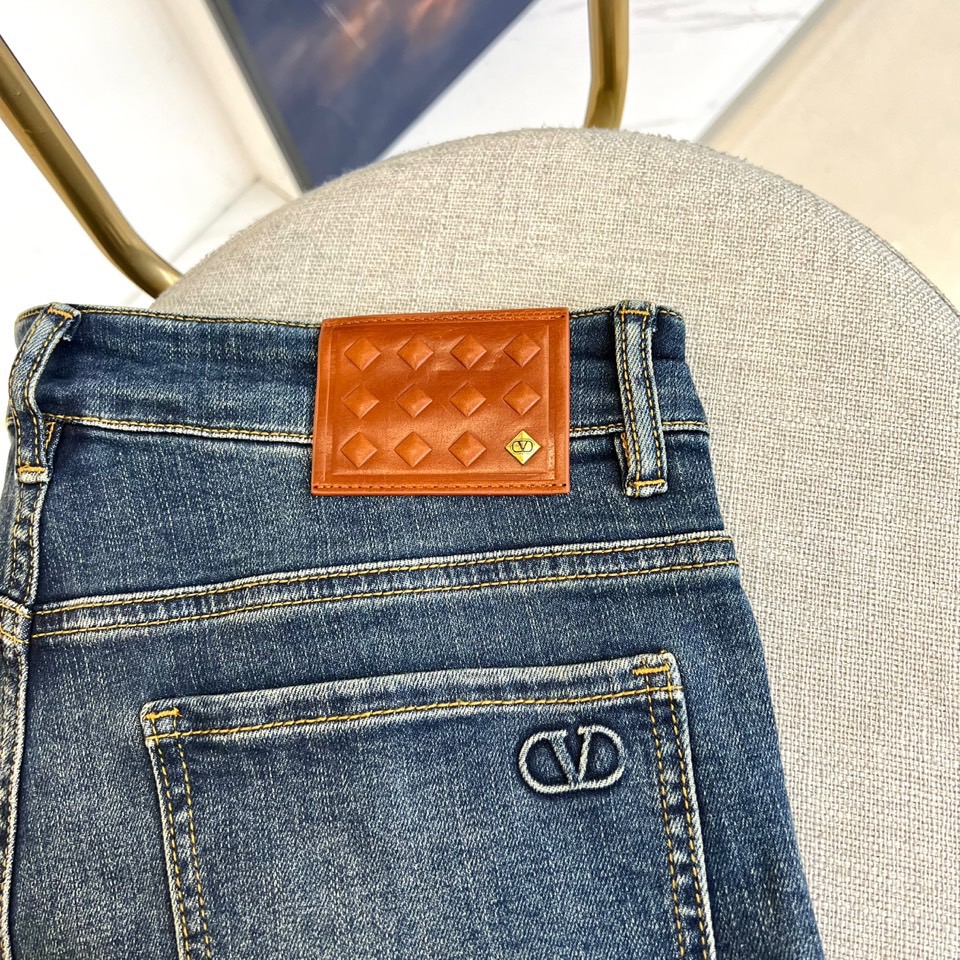 华伦天奴、25s秋冬新品牛仔裤，男装每季必推出的类型单品，风格方面大体无异，无非在于细节元素和面料的微妙