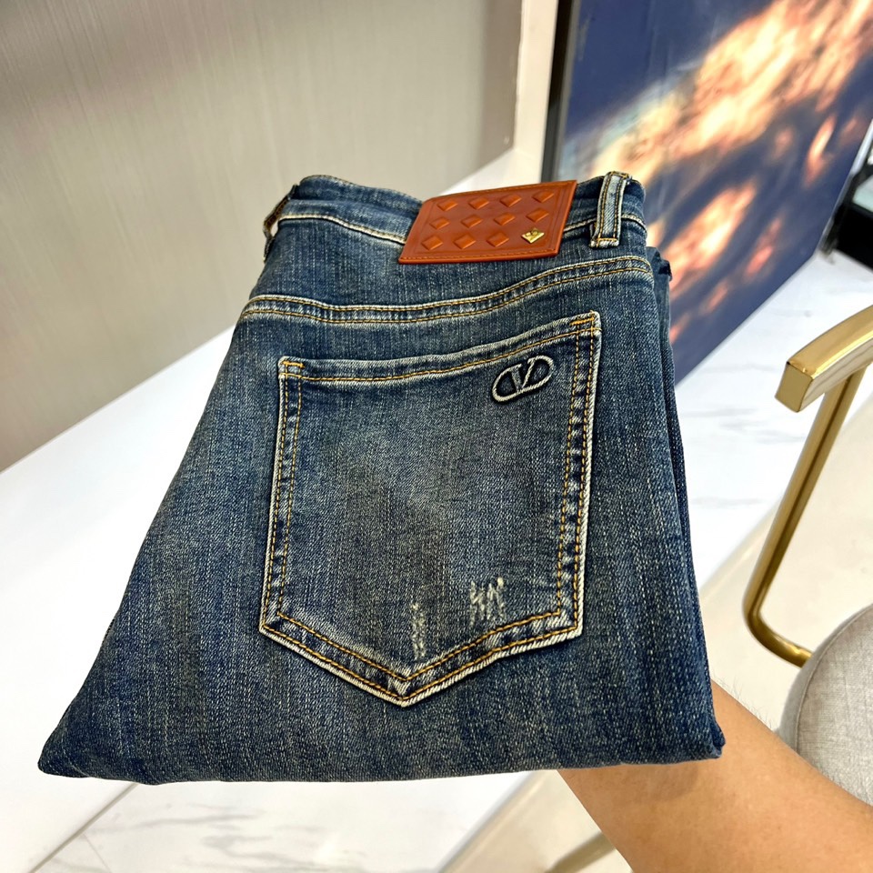 华伦天奴、25s秋冬新品牛仔裤，男装每季必推出的类型单品，风格方面大体无异，无非在于细节元素和面料的微妙