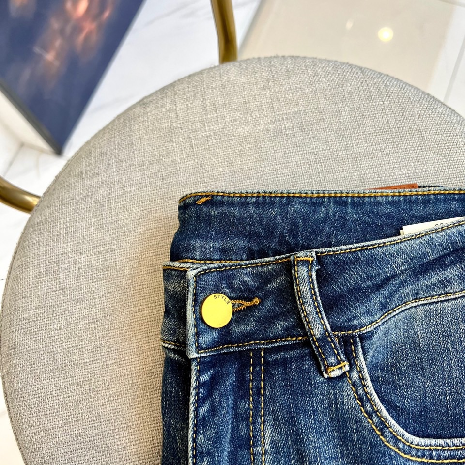 华伦天奴、25s秋冬新品牛仔裤，男装每季必推出的类型单品，风格方面大体无异，无非在于细节元素和面料的微妙