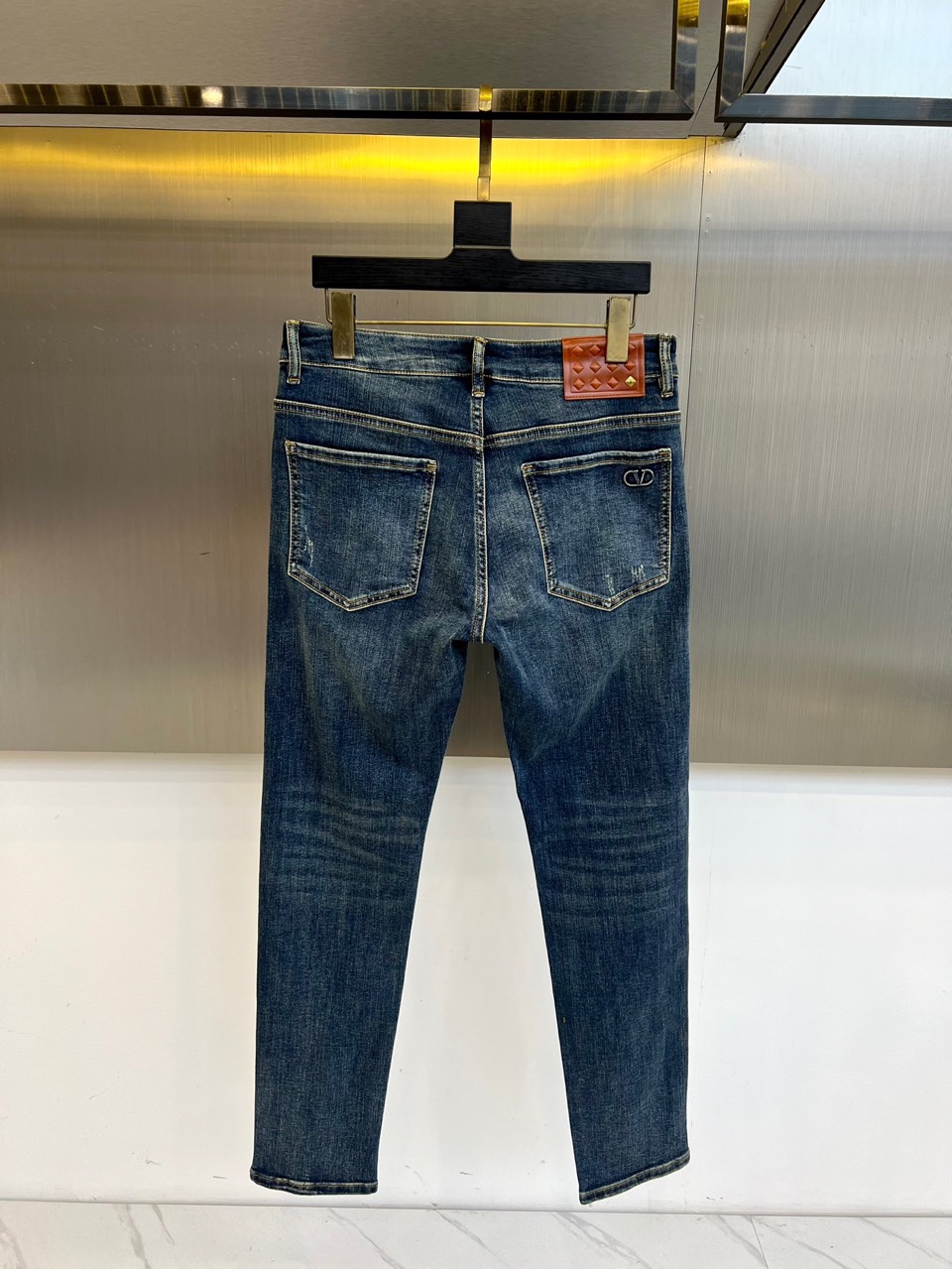 华伦天奴、25s秋冬新品牛仔裤，男装每季必推出的类型单品，风格方面大体无异，无非在于细节元素和面料的微妙