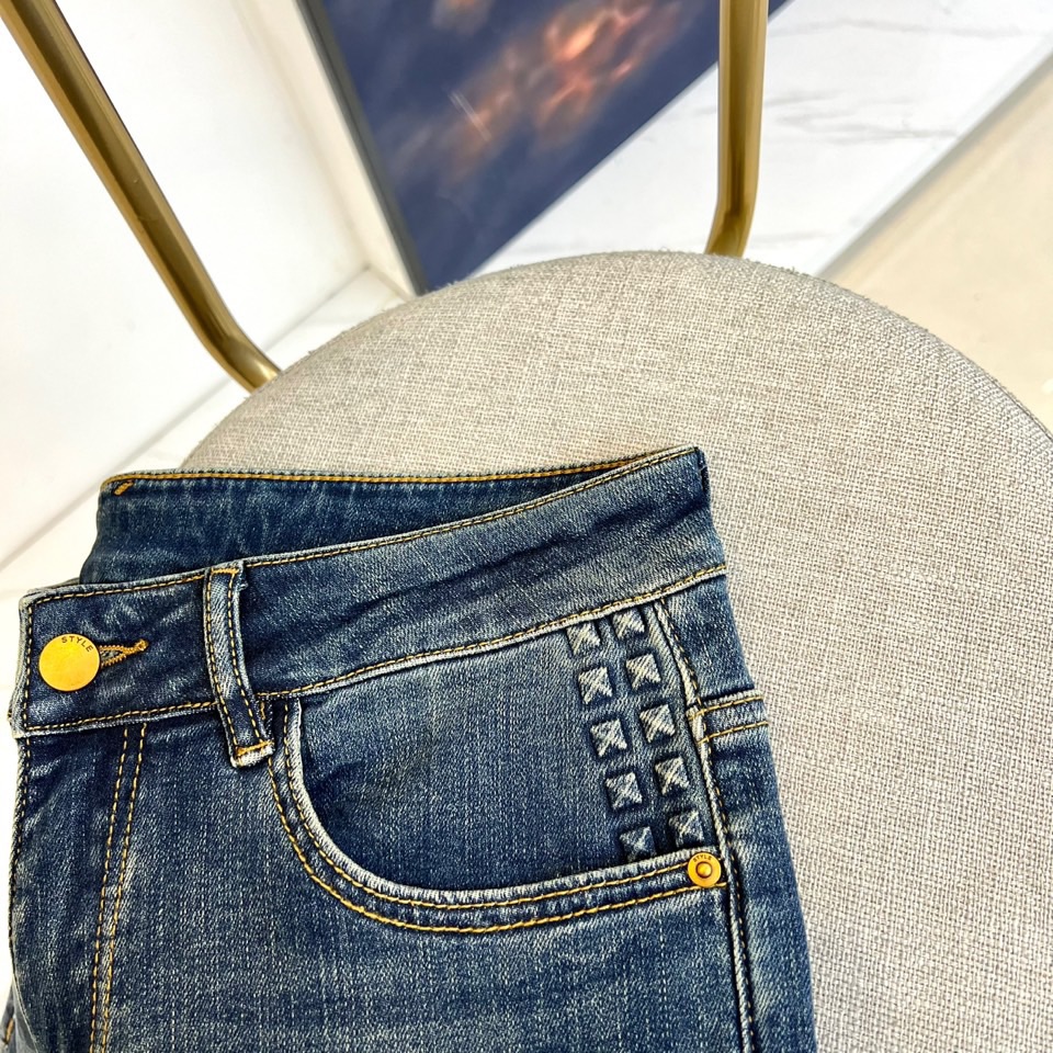 华伦天奴、25s秋冬新品牛仔裤，男装每季必推出的类型单品，风格方面大体无异，无非在于细节元素和面料的微妙