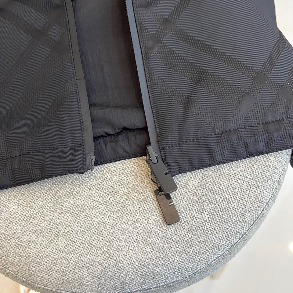 Bur巴宝莉、【高品质】2025秋冬新品双面夹棉夹克外套｜英伦格调 ▸ 双面纯黑设计：采用品牌专利防水面