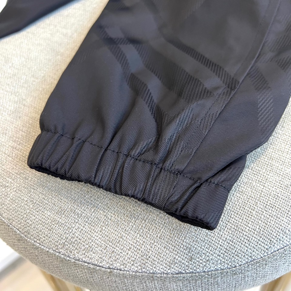 Bur巴宝莉、【高品质】2025秋冬新品双面夹棉夹克外套｜英伦格调 ▸ 双面纯黑设计：采用品牌专利防水面