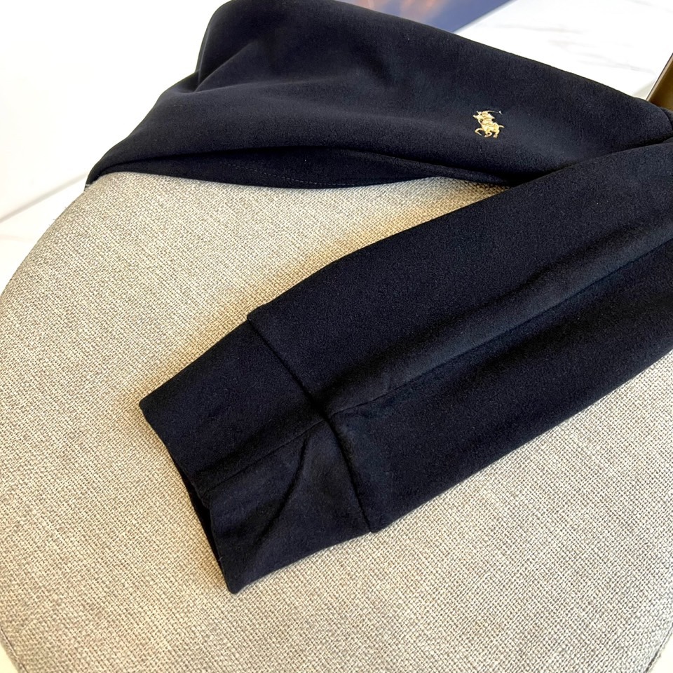 拉夫劳伦、2025秋冬男士系列。澳绒高领长袖衫。精选澳洲绒感面料，细腻软绒触感结合94.1%聚酯纤维+5