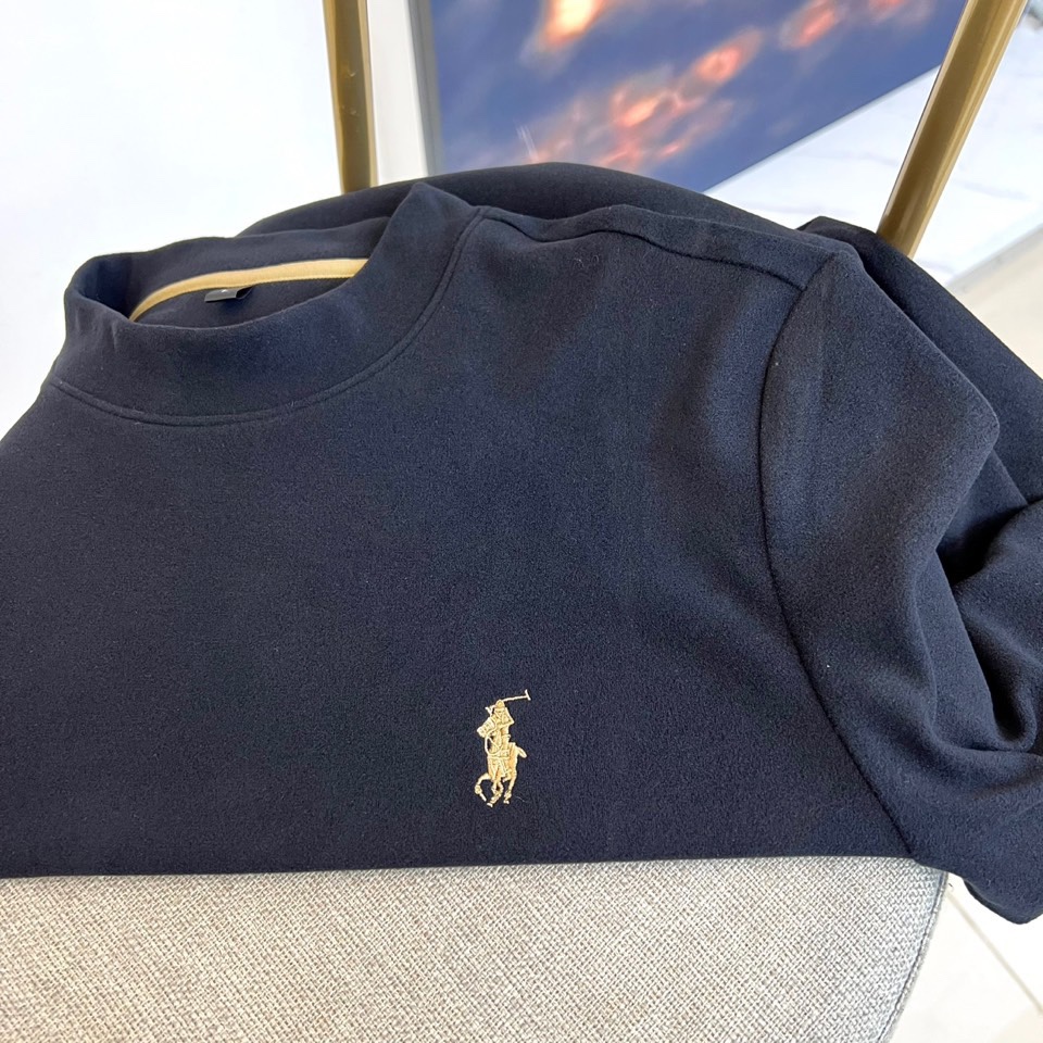 拉夫劳伦、2025秋冬男士系列。澳绒高领长袖衫。精选澳洲绒感面料，细腻软绒触感结合94.1%聚酯纤维+5