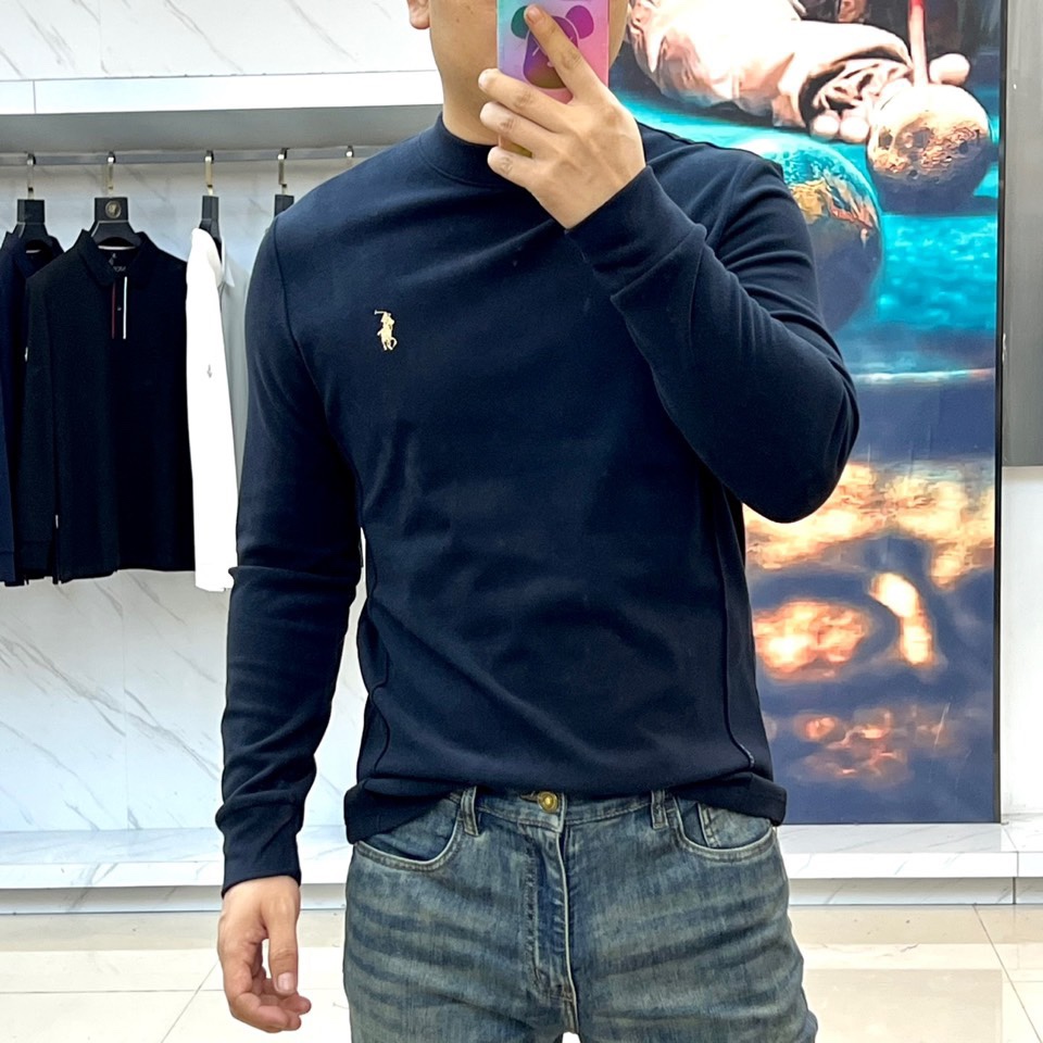 拉夫劳伦、2025秋冬男士系列。澳绒高领长袖衫。精选澳洲绒感面料，细腻软绒触感结合94.1%聚酯纤维+5