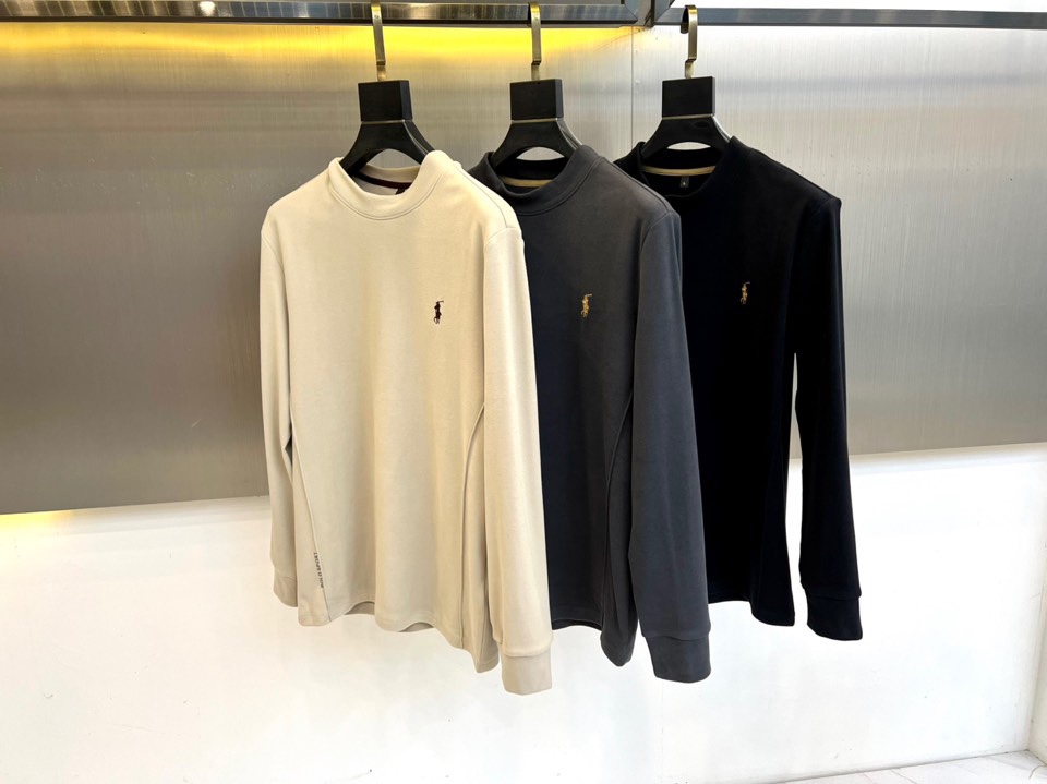 拉夫劳伦、2025秋冬男士系列。澳绒高领长袖衫。精选澳洲绒感面料，细腻软绒触感结合94.1%聚酯纤维+5