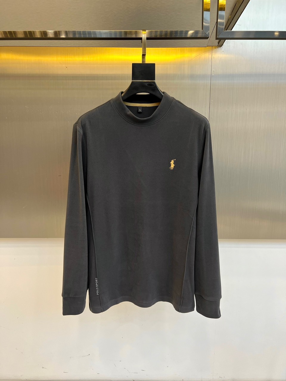 拉夫劳伦、2025秋冬男士系列。澳绒高领长袖衫。精选澳洲绒感面料，细腻软绒触感结合94.1%聚酯纤维+5