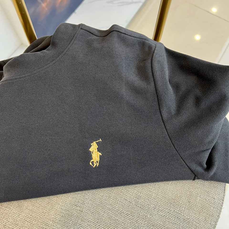 拉夫劳伦、2025秋冬男士系列。澳绒高领长袖衫。精选澳洲绒感面料，细腻软绒触感结合94.1%聚酯纤维+5