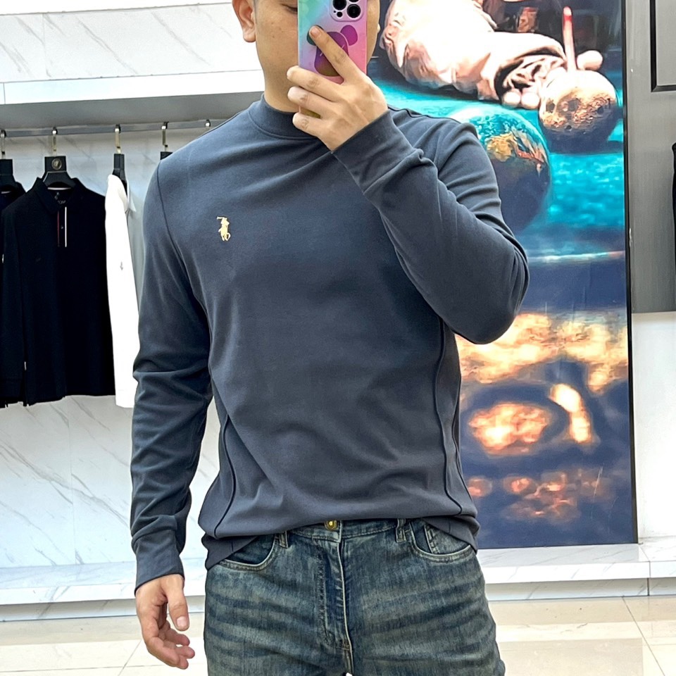 拉夫劳伦、2025秋冬男士系列。澳绒高领长袖衫。精选澳洲绒感面料，细腻软绒触感结合94.1%聚酯纤维+5