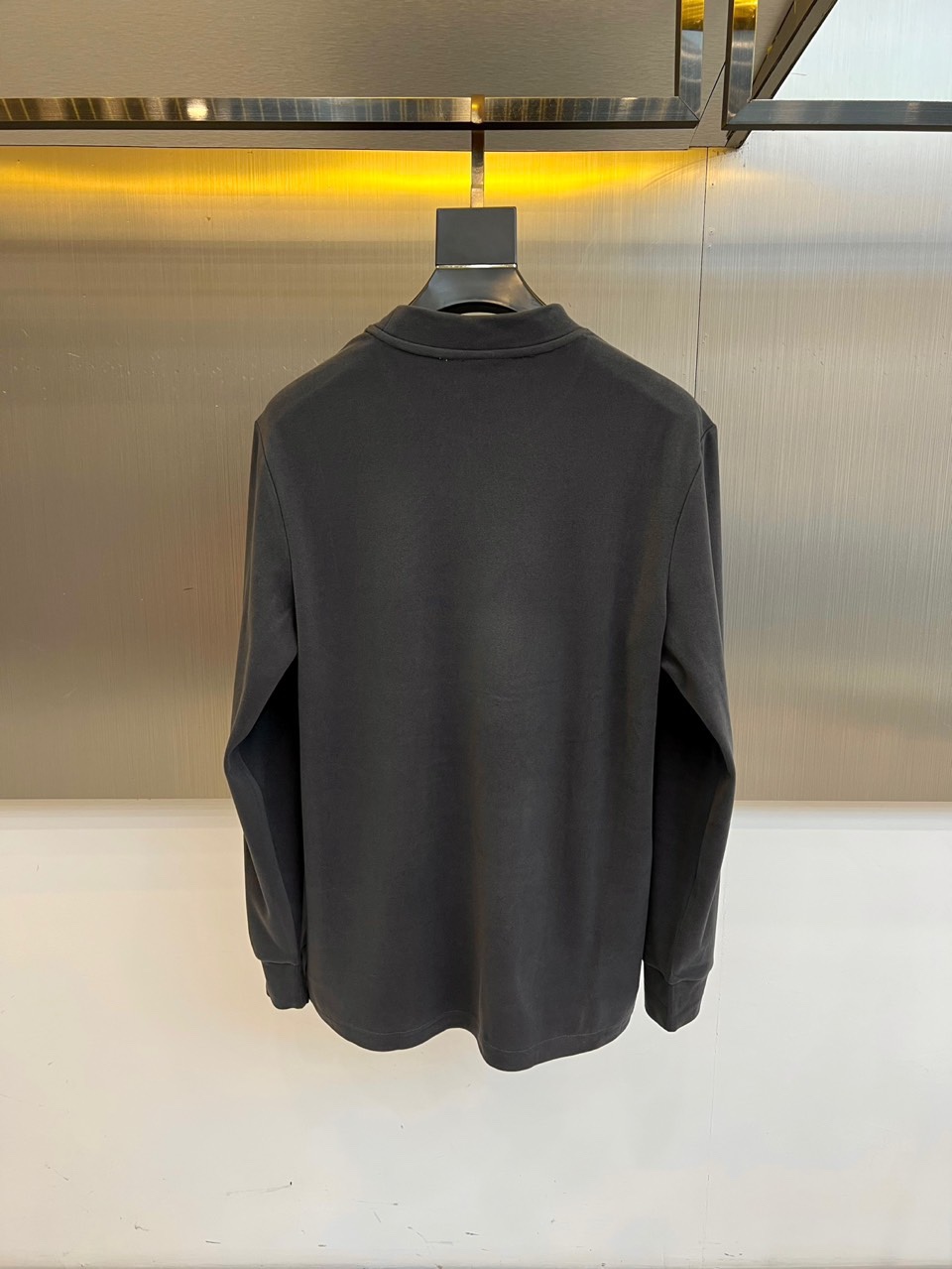 拉夫劳伦、2025秋冬男士系列。澳绒高领长袖衫。精选澳洲绒感面料，细腻软绒触感结合94.1%聚酯纤维+5