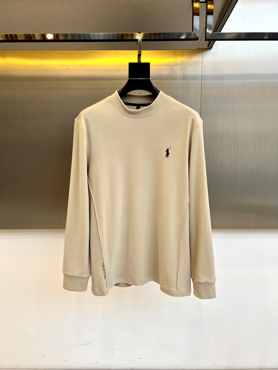 拉夫劳伦、2025秋冬男士系列。澳绒高领长袖衫。精选澳洲绒感面料，细腻软绒触感结合94.1%聚酯纤维+5