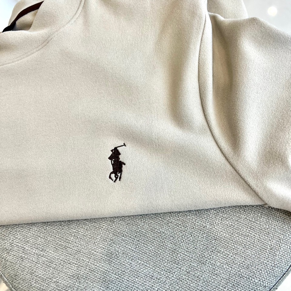 拉夫劳伦、2025秋冬男士系列。澳绒高领长袖衫。精选澳洲绒感面料，细腻软绒触感结合94.1%聚酯纤维+5