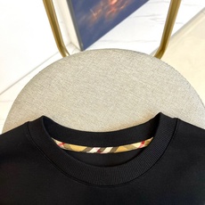 BURBERRY 2025秋冬新品圆领卫衣,以经典英伦基因重塑现代休闲美学。采用高品质棉质面料打造宽松廓 BURBERRY 2025秋冬新品圆领卫衣,以经典英伦基因重塑现代休闲美学。采用高品质棉质面料打造宽松廓