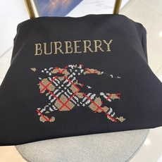 BURBERRY 2025秋冬新品圆领卫衣,以经典英伦基因重塑现代休闲美学。采用高品质棉质面料打造宽松廓 BURBERRY 2025秋冬新品圆领卫衣,以经典英伦基因重塑现代休闲美学。采用高品质棉质面料打造宽松廓