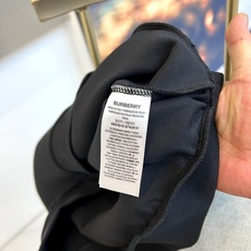 BURBERRY 2025秋冬新品圆领卫衣,以经典英伦基因重塑现代休闲美学。采用高品质棉质面料打造宽松廓 BURBERRY 2025秋冬新品圆领卫衣,以经典英伦基因重塑现代休闲美学。采用高品质棉质面料打造宽松廓