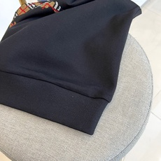 BURBERRY 2025秋冬新品圆领卫衣,以经典英伦基因重塑现代休闲美学。采用高品质棉质面料打造宽松廓 BURBERRY 2025秋冬新品圆领卫衣,以经典英伦基因重塑现代休闲美学。采用高品质棉质面料打造宽松廓