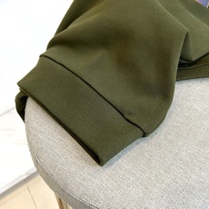 BURBERRY 2025秋冬新品圆领卫衣,以经典英伦基因重塑现代休闲美学。采用高品质棉质面料打造宽松廓 BURBERRY 2025秋冬新品圆领卫衣,以经典英伦基因重塑现代休闲美学。采用高品质棉质面料打造宽松廓