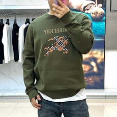 BURBERRY 2025秋冬新品圆领卫衣,以经典英伦基因重塑现代休闲美学。采用高品质棉质面料打造宽松廓 BURBERRY 2025秋冬新品圆领卫衣,以经典英伦基因重塑现代休闲美学。采用高品质棉质面料打造宽松廓