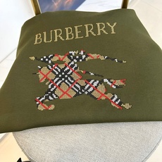 BURBERRY 2025秋冬新品圆领卫衣,以经典英伦基因重塑现代休闲美学。采用高品质棉质面料打造宽松廓 BURBERRY 2025秋冬新品圆领卫衣,以经典英伦基因重塑现代休闲美学。采用高品质棉质面料打造宽松廓