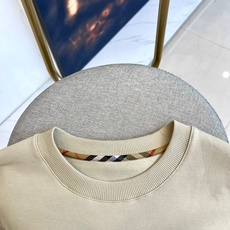 BURBERRY 2025秋冬新品圆领卫衣,以经典英伦基因重塑现代休闲美学。采用高品质棉质面料打造宽松廓 BURBERRY 2025秋冬新品圆领卫衣,以经典英伦基因重塑现代休闲美学。采用高品质棉质面料打造宽松廓