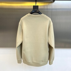 BURBERRY 2025秋冬新品圆领卫衣,以经典英伦基因重塑现代休闲美学。采用高品质棉质面料打造宽松廓 BURBERRY 2025秋冬新品圆领卫衣,以经典英伦基因重塑现代休闲美学。采用高品质棉质面料打造宽松廓