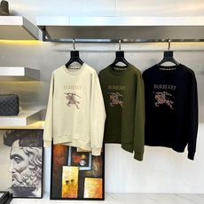 BURBERRY 2025秋冬新品圆领卫衣,以经典英伦基因重塑现代休闲美学。采用高品质棉质面料打造宽松廓 BURBERRY 2025秋冬新品圆领卫衣,以经典英伦基因重塑现代休闲美学。采用高品质棉质面料打造宽松廓