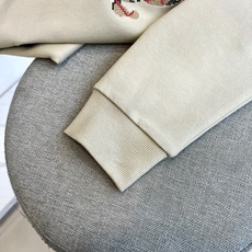 BURBERRY 2025秋冬新品圆领卫衣,以经典英伦基因重塑现代休闲美学。采用高品质棉质面料打造宽松廓 BURBERRY 2025秋冬新品圆领卫衣,以经典英伦基因重塑现代休闲美学。采用高品质棉质面料打造宽松廓