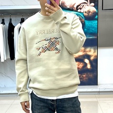 BURBERRY 2025秋冬新品圆领卫衣,以经典英伦基因重塑现代休闲美学。采用高品质棉质面料打造宽松廓 BURBERRY 2025秋冬新品圆领卫衣,以经典英伦基因重塑现代休闲美学。采用高品质棉质面料打造宽松廓