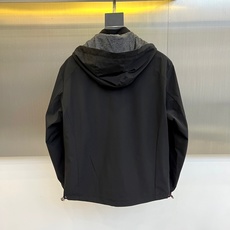 ZEGNA 杰尼亚、2025秋冬新品男士连帽夹克,以哑光黑色高科技面料打造,呈现低调奢华的现代质感。连帽 ZEGNA 杰尼亚、2025秋冬新品男士连帽夹克,以哑光黑色高科技面料打造,呈现低调奢华的现代质感。连帽