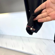 ZEGNA 杰尼亚、2025秋冬新品男士连帽夹克,以哑光黑色高科技面料打造,呈现低调奢华的现代质感。连帽 ZEGNA 杰尼亚、2025秋冬新品男士连帽夹克,以哑光黑色高科技面料打造,呈现低调奢华的现代质感。连帽